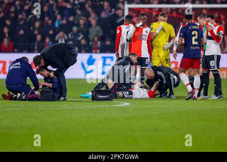 05-04-2023: Sport: Feyenoord contro Ajax (Coppa KNVB) ROTTERDAM, PAESI BASSI - APRILE 5: Francisco Conceicao (Ajax) e Quillindschy Hartman (Feyenoord Rotte Foto Stock