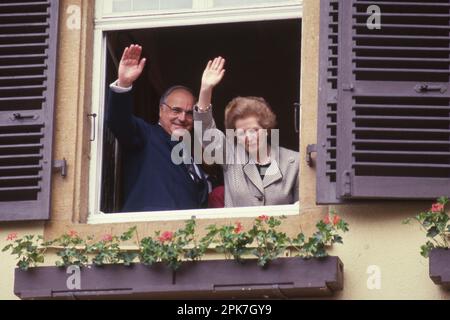 Bonn, Germania. 08th Apr, 2013. FOTO DI ARCHIVIO: Margaret Thatcher morì 10 anni fa il 8 aprile 2013 Margaret Hilda Thatcher, baronessa Thatcher di Kesteven LG, OM, PC (nata Margaret Hilda Roberts 13 ottobre 1925 a Grantham, Lincolnshire, Inghilterra) È un ex politico britannico ed è stato primo ministro del Regno Unito dal 1979 al 1990 e presidente del partito conservatore dal 1975 al 1990, qui con il cancelliere Helmut KOHL, CDU, stanno ondeggiando da una finestra, foto non datata, ¬ Credit: dpa/Alamy Live News Foto Stock