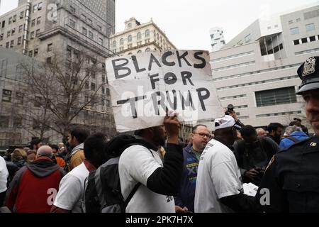 New York, Stati Uniti. 03rd Apr, 2023. Un sostenitore di Pro-Trump tiene un cartello con la scritta "neri per Trump" durante una manifestazione al di fuori della Trump Tower a sostegno di Donald Trump prima dell'accusa di Trump da parte del Manhattan D.A. Credit: SOPA Images Limited/Alamy Live News Foto Stock