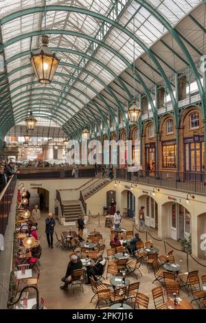 Covent Garden è un centro commerciale e di intrattenimento nel West End di Londra. L'elegante Piazza ospita negozi di moda, bancarelle di artigianato al mercato dell'Apple Foto Stock