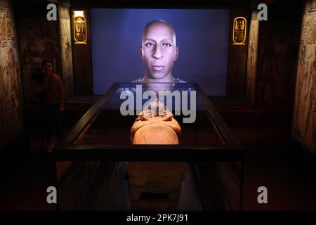 Parigi (Francia), 6 aprile 2023, la mostra “Ramses il Grande e l’Oro dei Faraoni” alla Grande Halle de la Villette di Parigi (Francia), il 6 aprile 2023, aprirà dal 7 aprile al 6 settembre. Saranno esposte circa 180 opere eccezionali, tra cui il famoso Tesoro di Tanis e la collana d'oro di Psusenes i, o il sarcofago del faraone Ramses II Foto di Jerome Domine/ABACAPRESS.COM Credit: Abaca Press/Alamy Live News Foto Stock