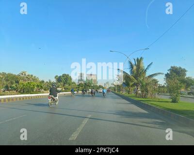 Strada principale Korangi Karachi traffico. Gora Qabrustan Cantt Karachi Foto Stock