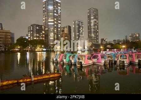 Barche ormeggiate di notte al laghetto di Shinobazu, Ueno Park Foto Stock