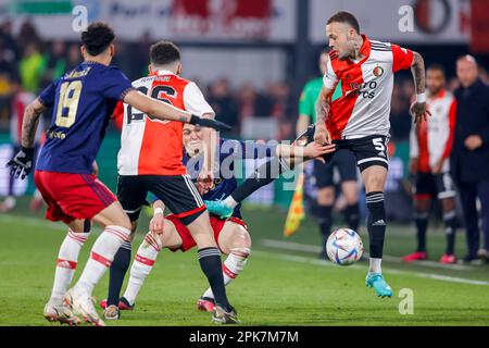 05-04-2023: Sport: Feyenoord contro Ajax (Coppa KNVB) ROTTERDAM, PAESI BASSI - APRILE 5: Francisco Conceicao (Ajax) e Quillindschy Hartman (Feyenoord Rotte Foto Stock