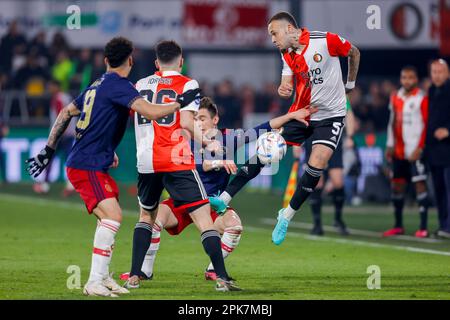 05-04-2023: Sport: Feyenoord contro Ajax (Coppa KNVB) ROTTERDAM, PAESI BASSI - APRILE 5: Francisco Conceicao (Ajax) e Quillindschy Hartman (Feyenoord Rotte Foto Stock