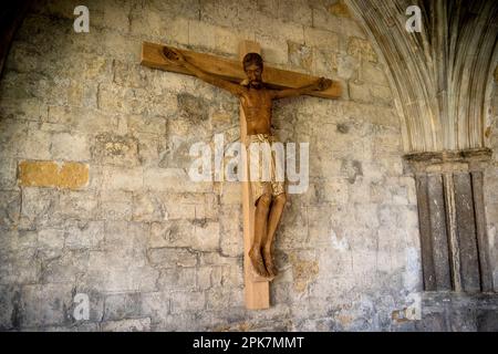 Norwich, Regno Unito, 5, Aprile, 2023 Crocifisso installato nei chiostri della Cattedrale di Norwich. Il corpus (figura di Gesù) è scolpito da legno da artigiani o Foto Stock