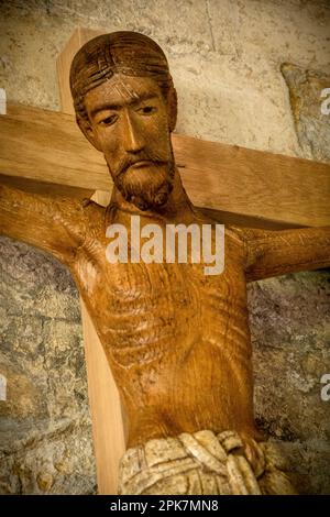 Norwich, Regno Unito, 5, Aprile, 2023 Crocifisso installato nei chiostri della Cattedrale di Norwich. Il corpus (figura di Gesù) è scolpito da legno da artigiani o Foto Stock