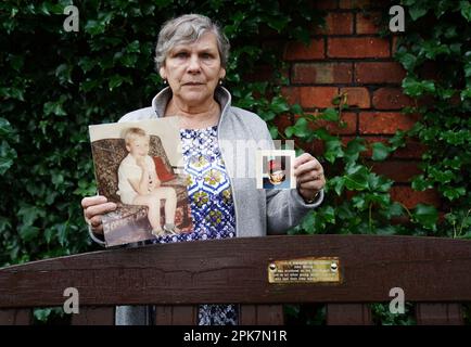 Linda Molloy tiene fotografie di suo figlio John accanto ad una panchina dedicata alla sua memoria al Wave Trauma Centre di Belfast. John è stato ucciso nel nord di Belfast nel 1996 all'età di 18 anni e Linda ha dichiarato di aver votato a favore dell'accordo del Venerdì Santo per la pace per i suoi figli sopravvissuti e i suoi nipoti, ma ha detto che la sua famiglia e altre vittime di problemi sono state lasciate indietro dal processo politico. Data immagine: Mercoledì 5 aprile 2023. Foto Stock