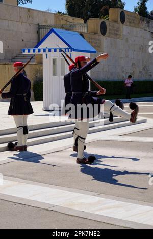 Le guardie presidenziali eseguono il cambio cerimoniale di fronte alla Tomba del Milite Ignoto, Atene Foto Stock