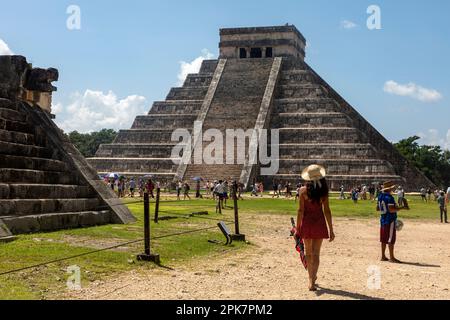 Chichen Itza, Messico; 6 aprile 2023: Turisti che si godono la sorprendente piramide di Kulkulcan a Chichen Itza, dove il tempio della penisola dello Yucatan. Foto Stock