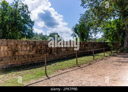 Muro Maya presso l'incredibile piramide di Kulkulcan a Chichen Itza, dove si trova anche il tempio della penisola dello Yucatan in Messico. Foto Stock