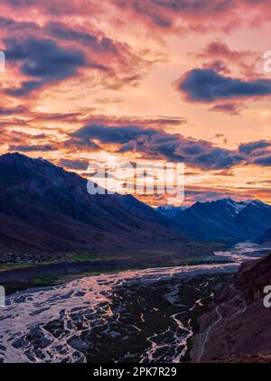 Il fiume Spiti si snoda attraverso la valle di Spiti, Himachal Pradesh, a monte di Kaza, che è il quartier generale sub-divisionale della regione remota. Foto Stock