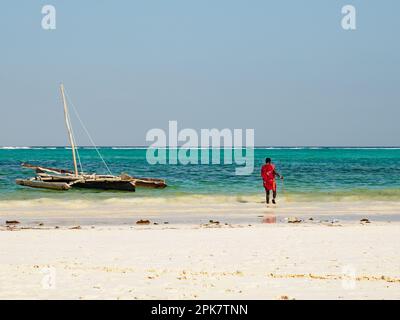 Zanzibar, Tanzania - Gennaio 2021: Guerrieri africani Maasai in abito tradizionale su una spiaggia di sabbia. Africa Foto Stock