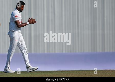 Ebadot Hossain celebra dopo aver ottenuto Lorcan Tucker (invisto) wicket durante il terzo giorno del solo test match tra Bangladesh e Irlanda a Sher Foto Stock