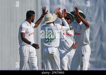 Ebadot Hossain celebra dopo aver ottenuto Lorcan Tucker (invisto) wicket durante il terzo giorno del solo test match tra Bangladesh e Irlanda a Sher Foto Stock