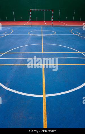 vecchia strada calcio attrezzatura sportiva obiettivo Foto Stock