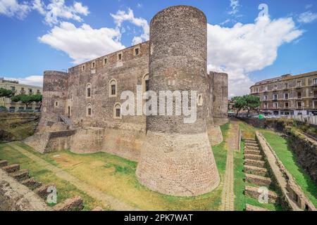 Vista panoramica sul castello di Ursino a Catania Foto Stock