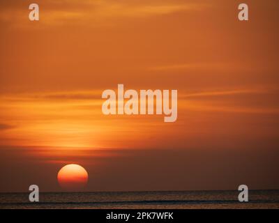 Meraviglioso tramonto sull'Oceano Indiano della Baia di Menai. Arcipelago di Zanzibar, Zanzibar, Tanzania, Africa Foto Stock