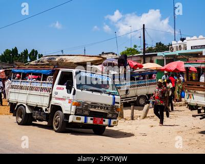 Zanzibar, Tanzania - Gennaio 2021: Dala dala sulla strada della Tanzania, il trasporto pubblico africano per il trasporto di persone e merci. Il tempo di Covid in Africa. Foto Stock