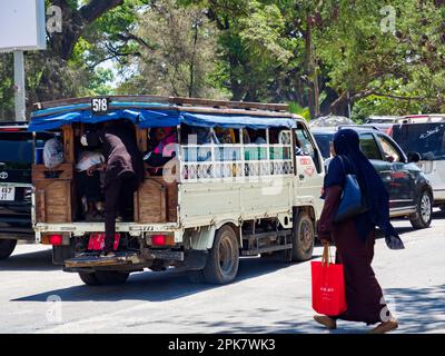 Zanzibar, Tanzania - Gennaio 2021: Dala dala sulla strada della Tanzania, il trasporto pubblico africano per il trasporto di persone e merci. Il tempo di Covid in Africa. Foto Stock