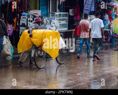 Zanzibar, Tanzania - Feb, 2021: La bicicletta è un mezzo di trasporto molto popolare in Africa, sia per il trasporto di persone e vari tipi di merci. Foto Stock