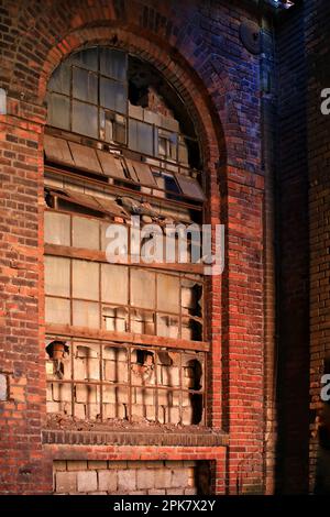 Finestra grande, rotta e murata in un vecchio edificio di fabbrica. Foto Stock