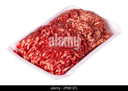 Carne macinata cruda in un vassoio di polistirene bianco isolato su sfondo bianco. Carne di manzo macinata fresca isolata su sfondo bianco. Foto Stock