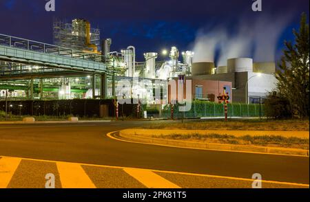 Vista notturna sull'industria pesante illuminata nel porto di Anversa in Belgio Foto Stock