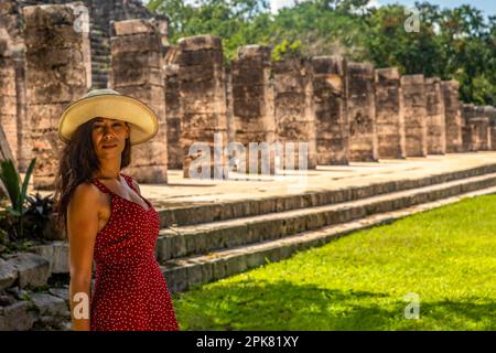 Visita turistica le migliaia di colonne del sito archeologico di Chichen Itza, questa è la famosa civiltà Maya dove la piramide considerato o Foto Stock