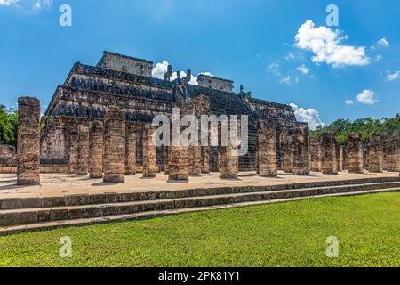 Le migliaia di colonne e il tempio dei guerrieri della zona archeologica di Chichen Itza, questa è la famosa civiltà Maya dove il pirami Foto Stock