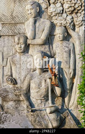 Un fregio nel Parco di Santichaiprakarn, Banglamphu, Bangkok, Thailandia, raffigurante una celebrazione nel vecchio Siam accompagnata da musicisti tradizionali thailandesi Foto Stock