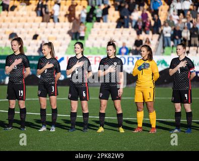 Jessheim, Norvegia. 05th Apr, 2023. Jessheim, Norvegia, 5th 2023 aprile: Giocatori della Croazia durante l'inno nazionale prima del Campionato UEFA Womens U19 Qualifiche tra Norvegia e Croazia allo stadio Jessheim di Jessheim, Norvegia (Ane Frosaker/SPP) Credit: SPP Sport Press Photo. /Alamy Live News Foto Stock