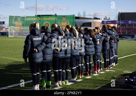 Jessheim, Norvegia. 05th Apr, 2023. Jessheim, Norvegia, 5th 2023 aprile: Giocatori della Norvegia durante l'inno nazionale prima del Campionato UEFA Womens U19 Qualifiche tra Norvegia e Croazia allo stadio Jessheim di Jessheim, Norvegia (Ane Frosaker/SPP) Credit: SPP Sport Press Photo. /Alamy Live News Foto Stock