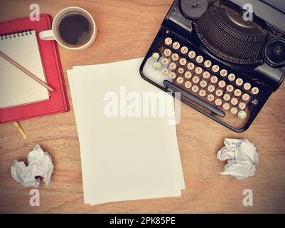 foglio bianco di carta sul scrittoio, vista dall'alto Foto Stock