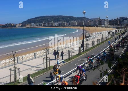 San Sebastian, Spagna. 05th Apr, 2023. Il principale pelotone che attraversa Playa de la Concha durante la 3rd° tappa del Paese Basco Itzulia 2023 tra Errenteria e Amasa-Villabona, il 05 aprile 2023, a San Sebastian, Spagna. (Foto di Alberto Brevers/Pacific Press) Credit: Pacific Press Media Production Corp./Alamy Live News Foto Stock