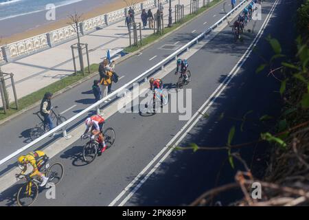 San Sebastian, Spagna. 05th Apr, 2023. Il principale pelotone che attraversa Playa de la Concha durante la 3rd° tappa del Paese Basco Itzulia 2023 tra Errenteria e Amasa-Villabona, il 05 aprile 2023, a San Sebastian, Spagna. (Foto di Alberto Brevers/Pacific Press) Credit: Pacific Press Media Production Corp./Alamy Live News Foto Stock