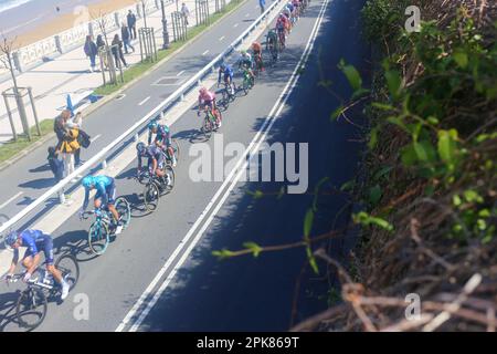 San Sebastian, Spagna. 05th Apr, 2023. Il principale pelotone che attraversa Playa de la Concha durante la 3rd° tappa del Paese Basco Itzulia 2023 tra Errenteria e Amasa-Villabona, il 05 aprile 2023, a San Sebastian, Spagna. (Foto di Alberto Brevers/Pacific Press) Credit: Pacific Press Media Production Corp./Alamy Live News Foto Stock