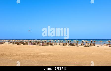 Ampia spiaggia vuota con il cielo blu senza nuvole, Egitto. Foto Stock