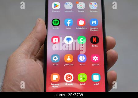 Cairo, Egitto, aprile 1 2023: Applicazioni Android su uno smartphone Samsung mobile, play store, Microsoft, google, Samsung, spotify, Netflix, fotocamera, MES Foto Stock