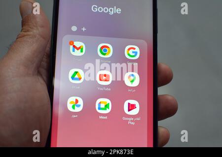 Cairo, Egitto, aprile 1 2023: Applicazioni Google su uno smartphone Samsung mobile, Gmail, cromo, google, unità, YouTube, Mappe, Galleria, Meet e Google Foto Stock