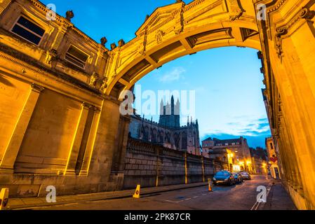 Vista dell'Abbazia di Bath attraverso un arco nel Regno Unito Foto Stock