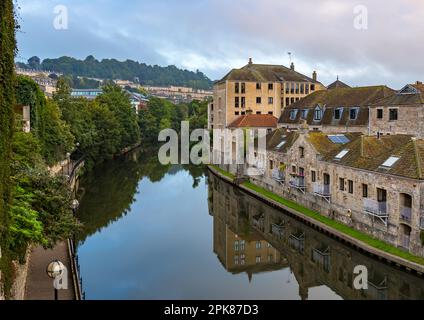 Fiancheggiata da file di case georgiane fiancheggiate lungo il fiume Avon nella città di Bath, Regno Unito Foto Stock