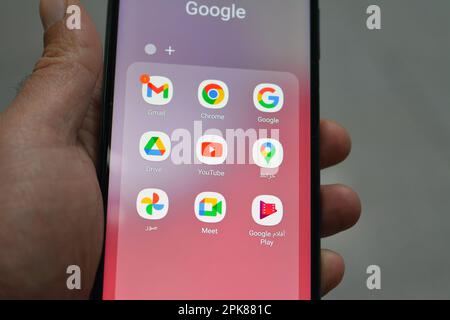 Cairo, Egitto, aprile 1 2023: Applicazioni Google su uno smartphone Samsung mobile, Gmail, cromo, google, unità, YouTube, Mappe, Galleria, Meet e Google Foto Stock