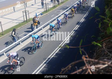 Amasa-Villabona, Euskadi, Spagna. 5th Apr, 2023. San Sebastian, Spagna, 05th aprile 2023: Il principale pelotone che attraversa Playa de la Concha durante la 3rd° tappa del Paese Basco Itzulia 2023 tra Errenteria e Amasa-Villabona, il 05 aprile 2023, a San Sebastian, Spagna. (Credit Image: © Alberto Brevers/Pacific Press via ZUMA Press Wire) SOLO PER USO EDITORIALE! Non per USO commerciale! Foto Stock