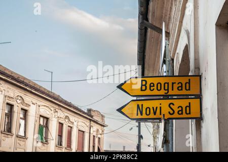 Immagine di due segnali stradali in serbia che indicano la strada per Belgrado e la strada per Novi Sad. belgrado è la capitale della Serbia, Novi Sad è il Foto Stock