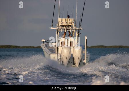 Console centrale barca da pesca in accelerazione Foto Stock