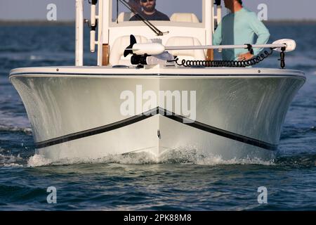 Primo piano della parte anteriore di una barca in avvicinamento. Foto Stock