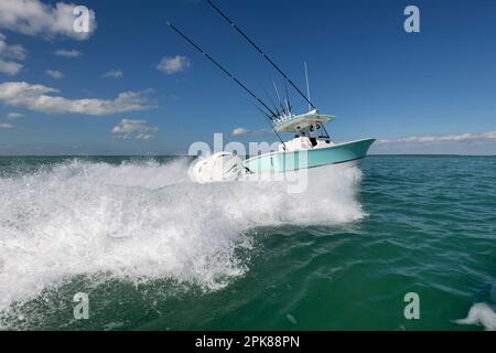 Una console centrale barca da pesca in accelerazione. Foto Stock