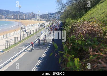 Amasa-Villabona, Euskadi, Spagna. 5th Apr, 2023. San Sebastian, Spagna, 05th aprile 2023: Il principale pelotone che attraversa Playa de la Concha durante la 3rd° tappa del Paese Basco Itzulia 2023 tra Errenteria e Amasa-Villabona, il 05 aprile 2023, a San Sebastian, Spagna. (Credit Image: © Alberto Brevers/Pacific Press via ZUMA Press Wire) SOLO PER USO EDITORIALE! Non per USO commerciale! Foto Stock