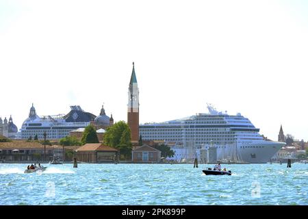 27 giugno 2021 - Venezia, Italia: La nave MSC Orcestra naviga nella laguna di Venezia vicino a San Mark's Square. Foto Stock
